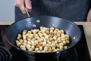 Toastwürfel anbraten.