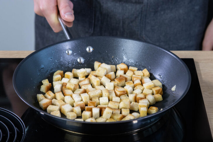Toastwürfel anbraten.