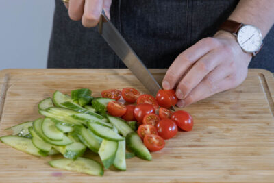 Gurke und Tomate klein schneiden.