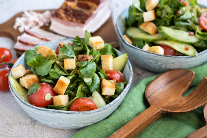 Feldsalat mit Speck und Croutons.