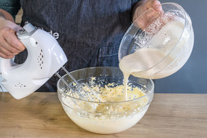Eimasse zur Butter geben