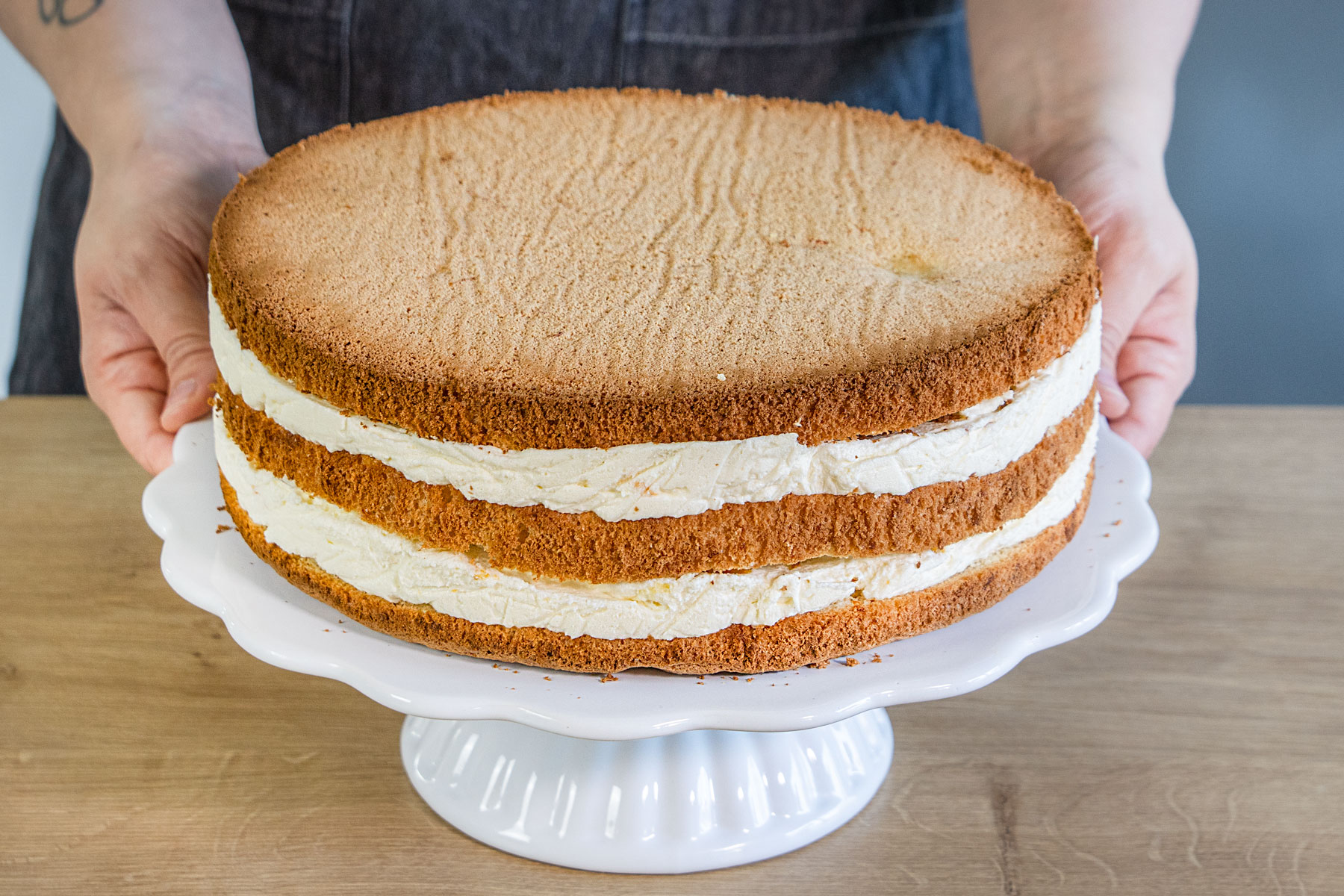 fruchtige Ostertorte aus dem Ring nehmen
