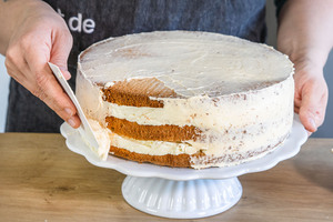 Leichte fruchtige Ostertorte einstreichen