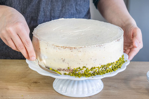 Leichte fruchtige Ostertorte mit Pistazien dekorieren