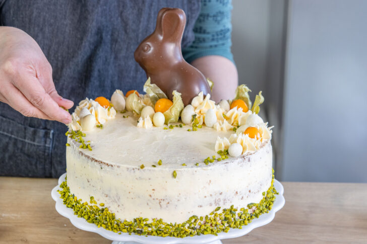 Leichte fruchtige Ostertorte dekorieren