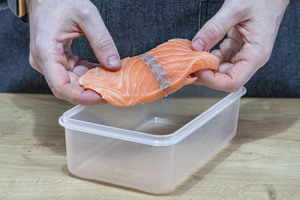 Fisch in Dose packen
