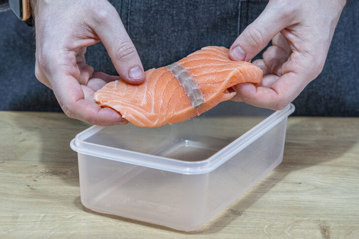 Fisch in Dose packen