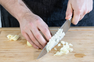Knoblauch und Zwiebeln würfeln.