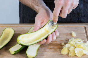 Das Kerngehäuse der Zucchini entfernen.