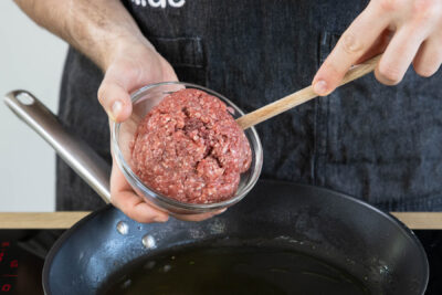 Hackfleisch für die gefüllte Zucchinis anbraten.