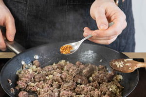 Chiliflocken dazugeben.