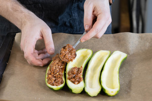 Zucchini mit Hackfleisch füllen.