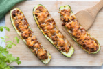 Gefüllte Zucchini mit Hackfleisch und Tomatensoße.