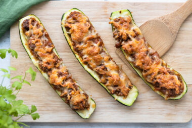 Gefüllte Zucchini mit Hackfleisch und Tomatensoße.