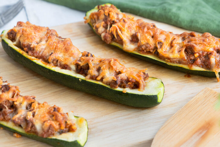 Gefüllte Zucchini mit Hackfleisch und Tomatensoße.