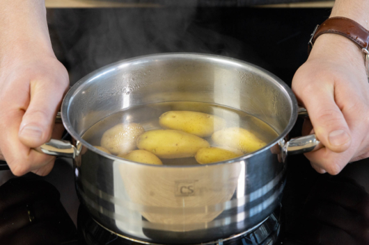 Kartoffeln kochen.