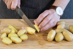 Kartoffeln halbieren.