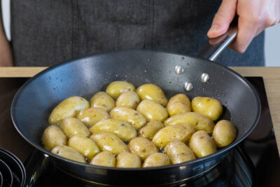 Kartoffeln anbraten.
