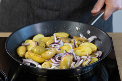 Zwiebeln und Knoblauch anbraten.