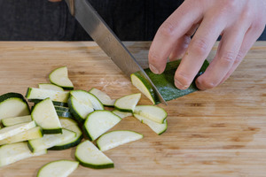 Zucchini in Halbmonde schneiden.