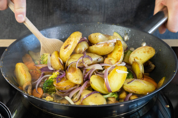 Gemüsepfanne mit Kartoffeln.