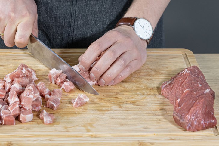 Scheine- und Rindfleisch in Würfel schneiden
