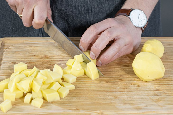 Kartoffeln schälen und in Würfel schneiden