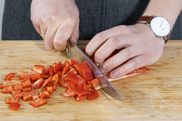 Paprika in Würfel schneiden