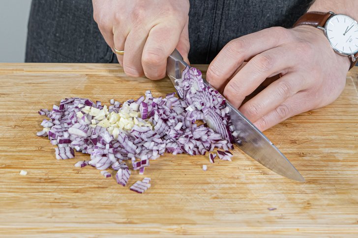 Zwiebeln und Knoblauch in feine Würfel schneiden