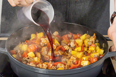 Gulaschsuppe mit Kartoffeln mit Rotwein ablöschen