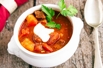 Einfache Gulaschsuppe mit Kartoffeln