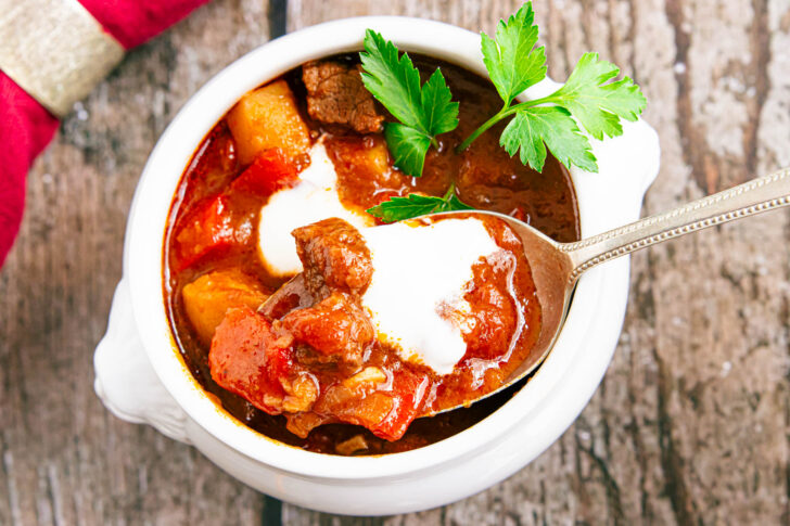 Einfache Gulaschsuppe mit Kartoffeln