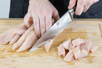 Hähnchen in Stücke schneiden