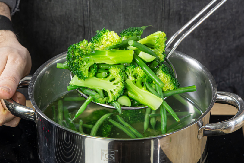 Brokkoli und Bohnen vorkochen