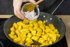 Hähnchen anbraten und Schalotten dazugeben
