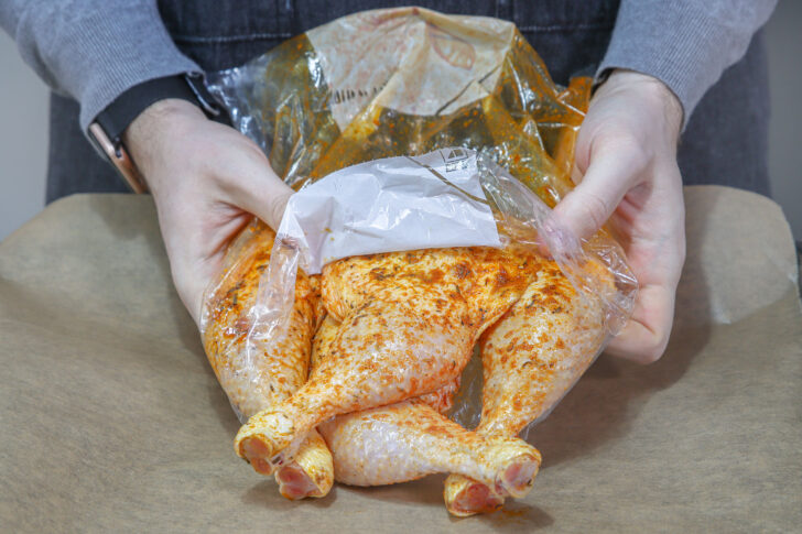 Hähnchenschenkel auf das Backblech geben