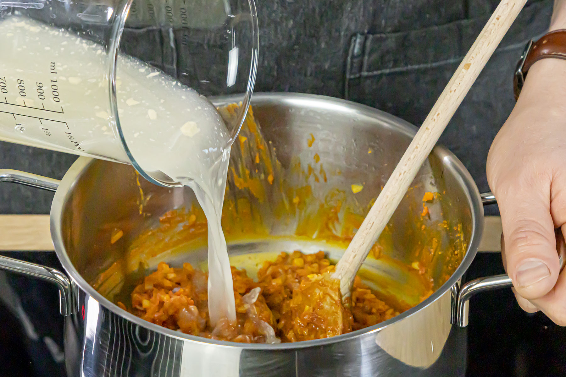 Erdnusssoße mit Geflügelbrühe ablöschen