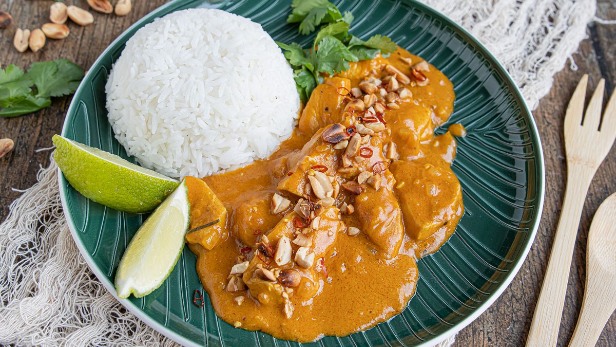 Hühnchen in Erdnusssoße mit Reis | Rezept