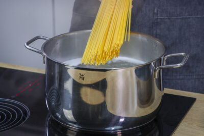 Spaghetti für Spaghetti mit Garnelen und Tomaten kochen