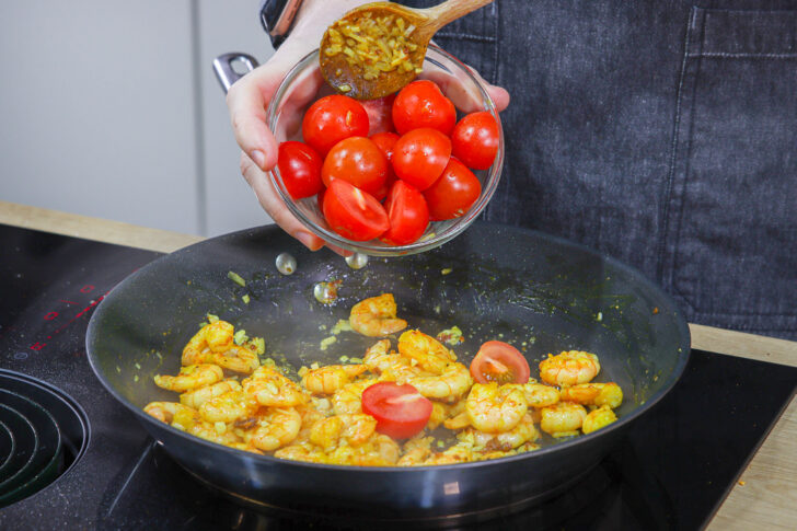 Tomaten dazugeben