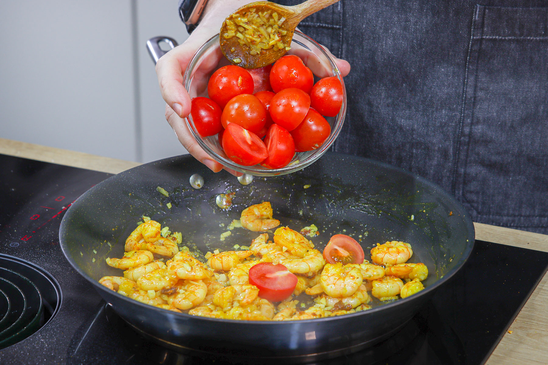 Tomaten dazugeben