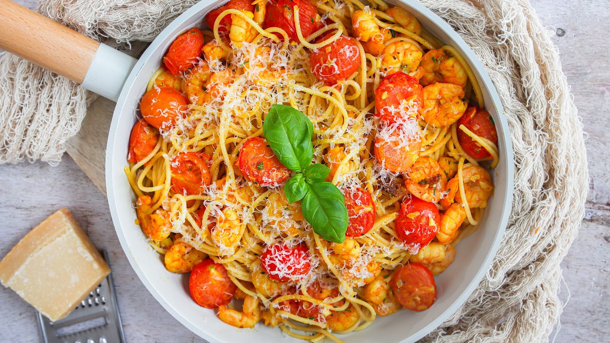 Italienische Spaghetti mit Garnelen und Tomaten