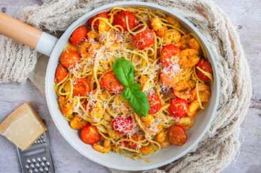 Italienische Spaghetti mit Garnelen und Tomaten