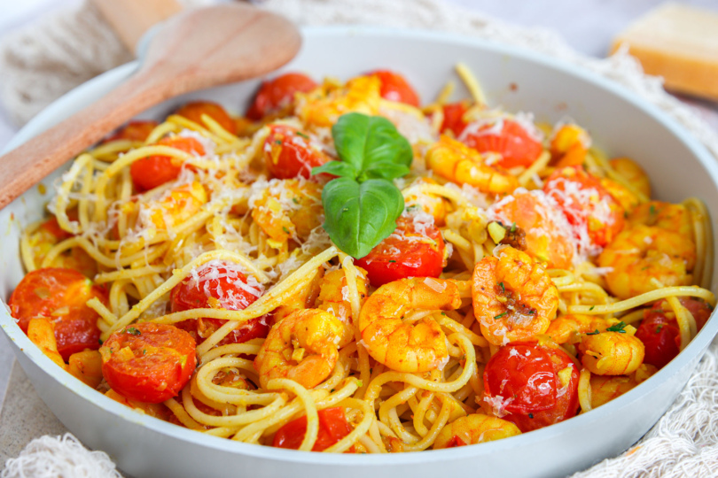 Italienische Spaghetti mit Garnelen und Tomaten