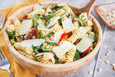 Italienischer Nudelsalat mit Schinkenwürfel & Rucola