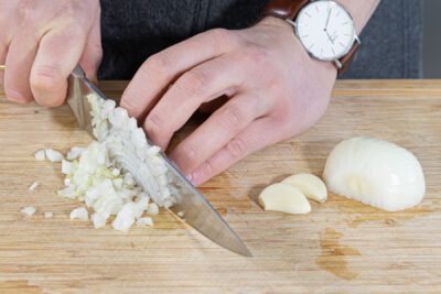 Zwiebeln und Knoblauch fein würfeln