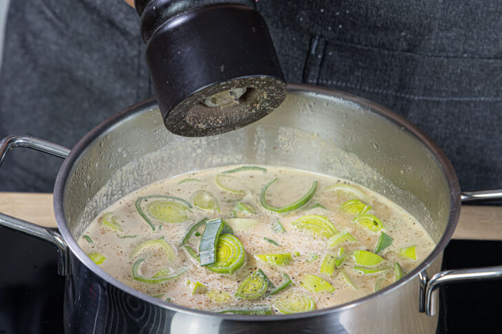 Suppe mit Salz und Pfeffer abschmecken