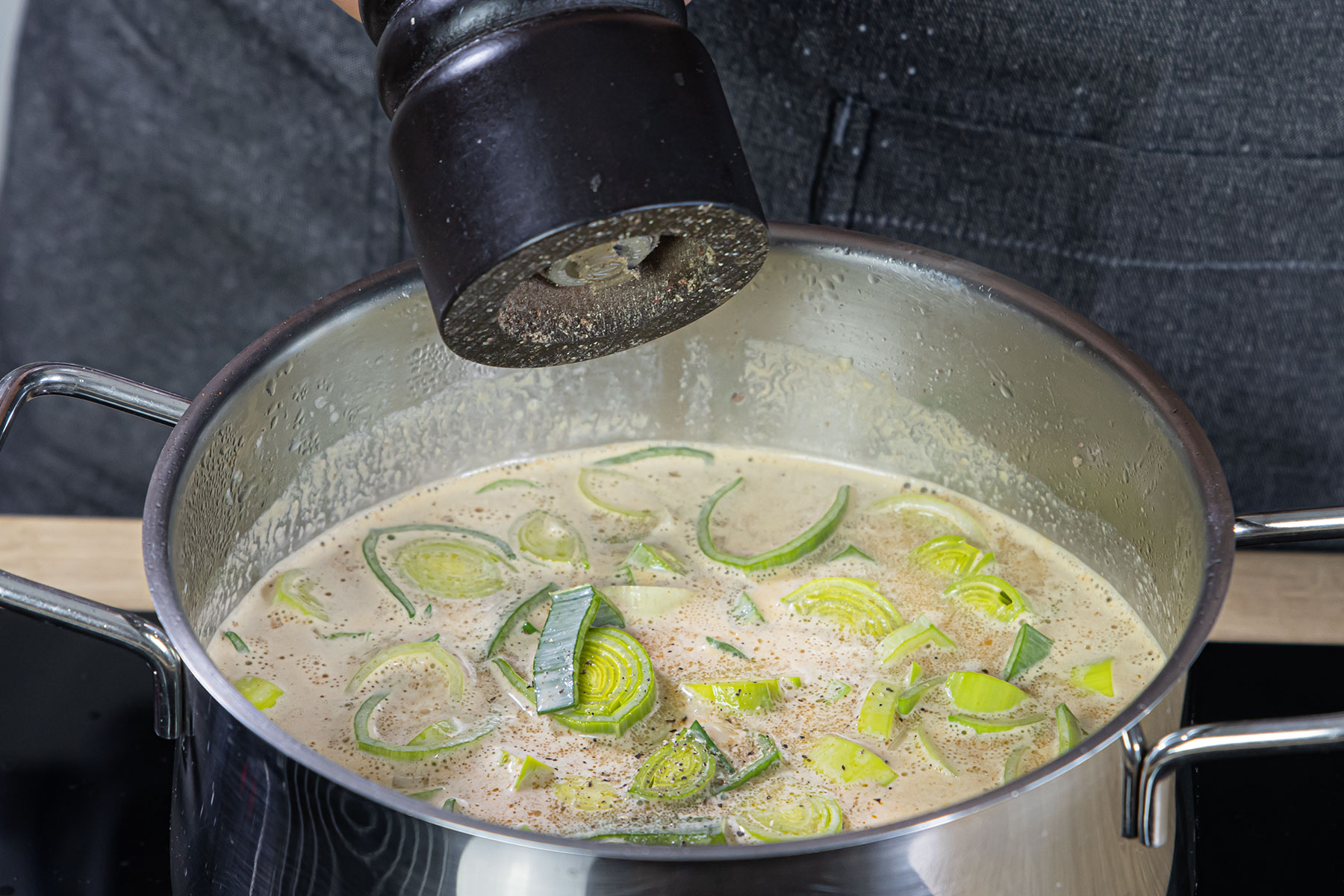 Suppe mit Salz und Pfeffer abschmecken