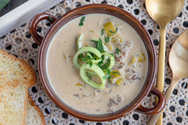 Käsesuppe mit Hackfleisch und Lauch