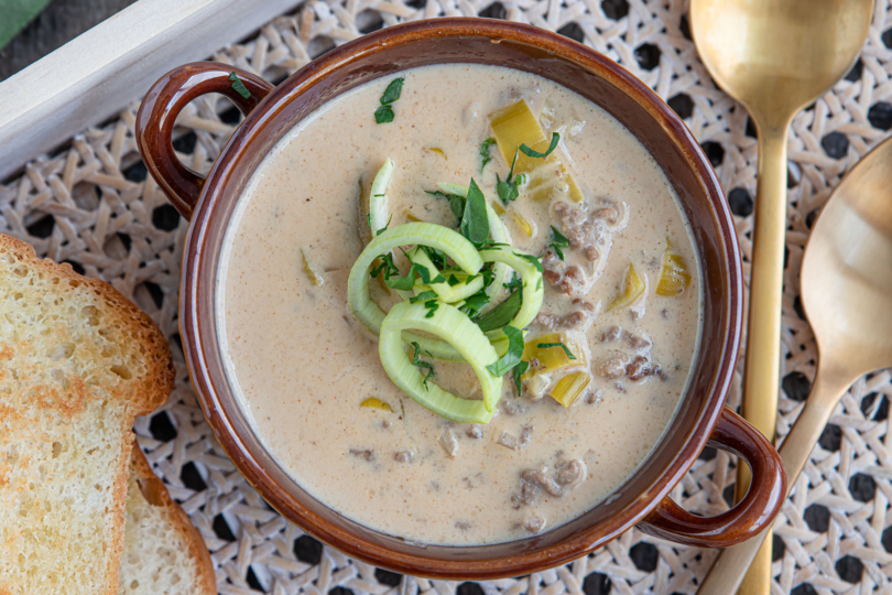 Käsesuppe mit Hackfleisch und Lauch